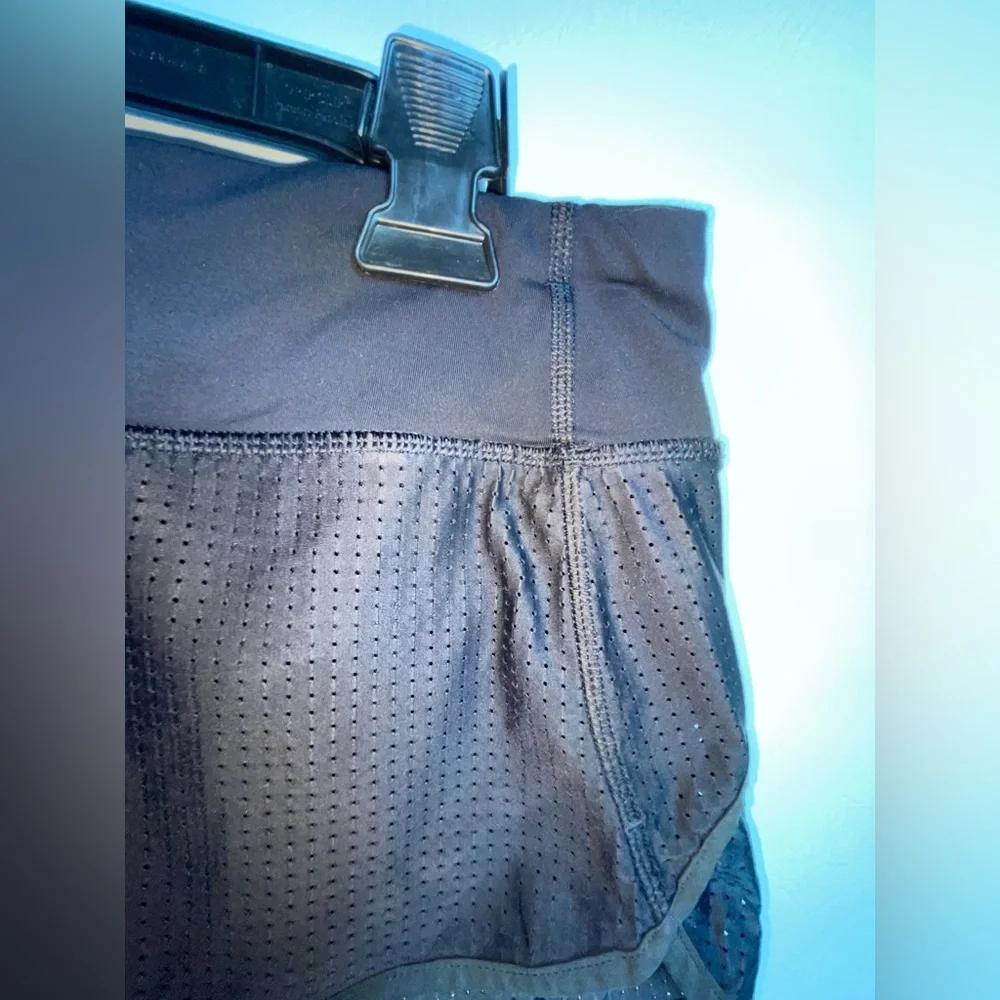 Lululemon Mesh Luxtreme 4-Way 2.5" Run Speed Shorts - Picture 5 of 10